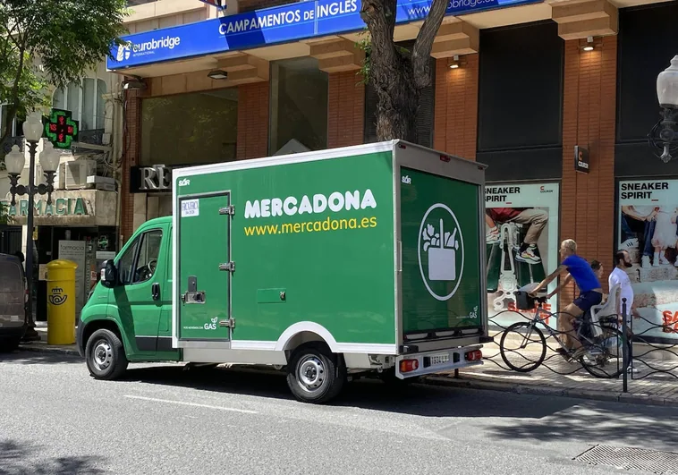 Imagen de una furgoneta de reparto de Mercadona tomada en Alicante