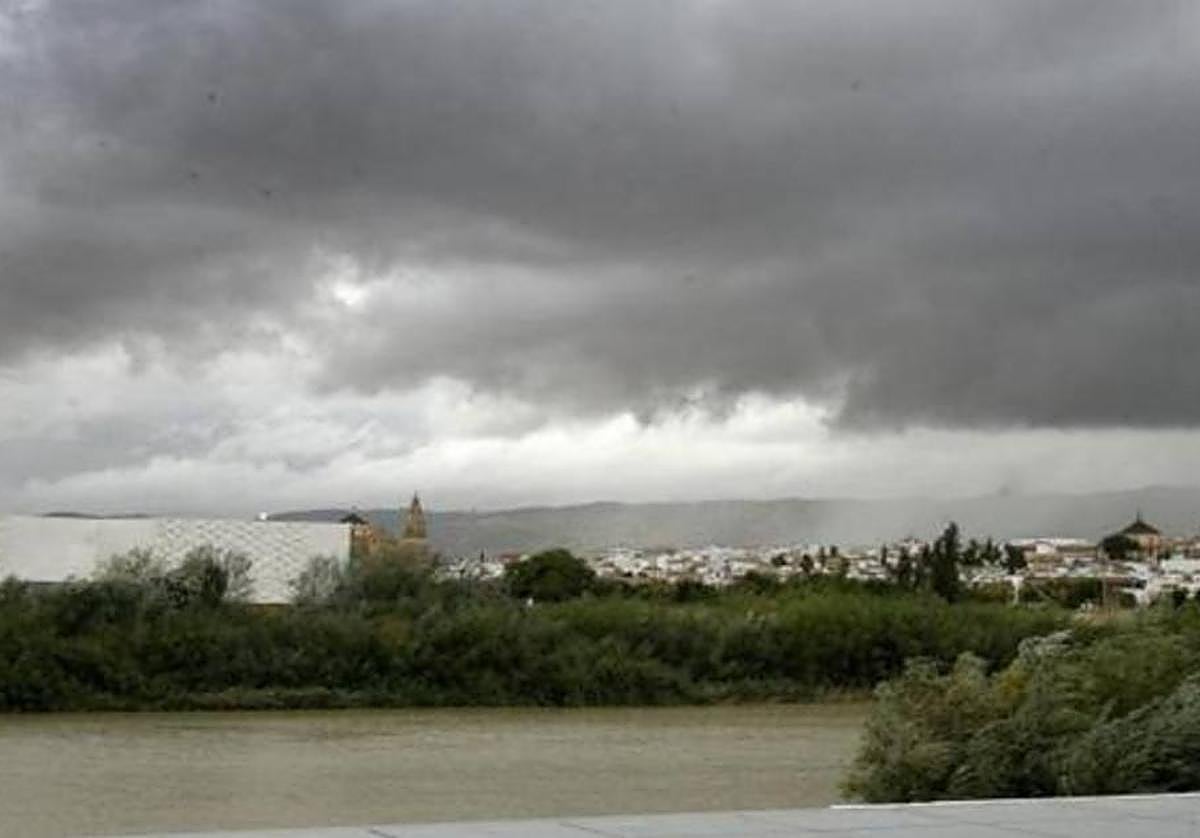 Nubes de tormenta sobre la capital cordobesa