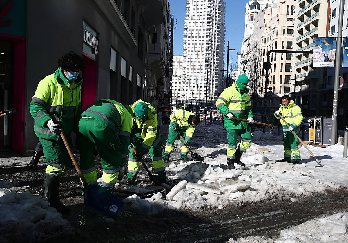 Operarios retirando nieve en la Gran Vía