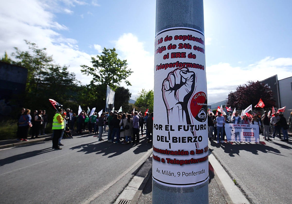 Concentración y huelga de 24 horas de la plantilla de Teleperformance en Ponferrada por los 158 despidos planteados por la empresa