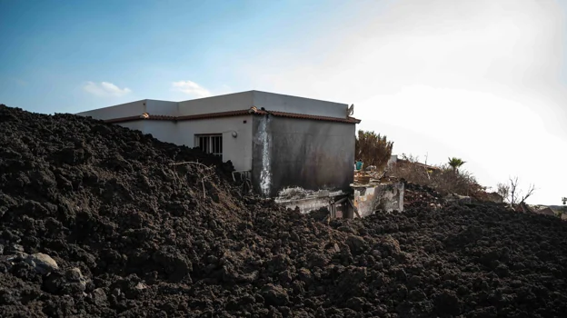 Una casa aparece bajo coladas de lava de varios metros de altura