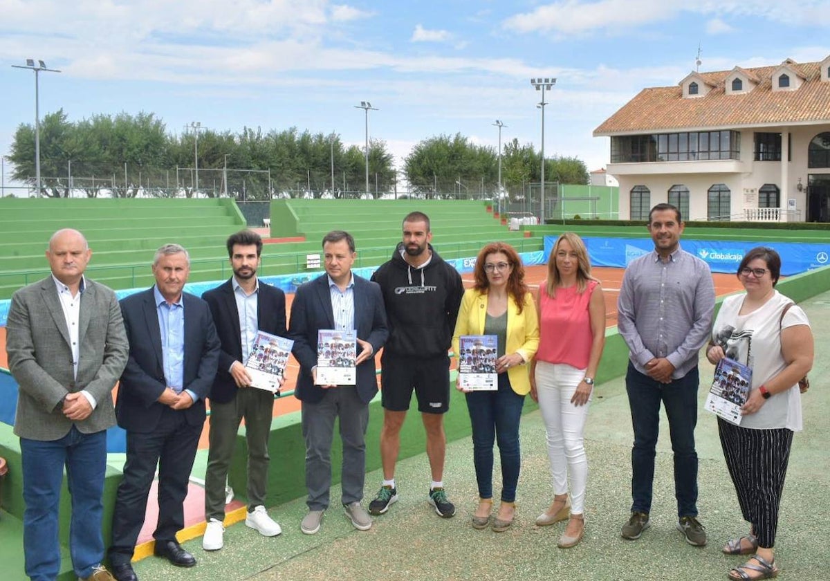 Las autoridades, este martes en el Club de TenIs Albacete, en la presentación de la I Copa de Leyendas