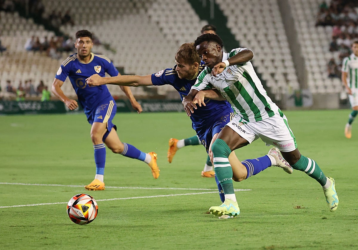 Adilson pelea por el balón ante un rival del Linares Deportivo