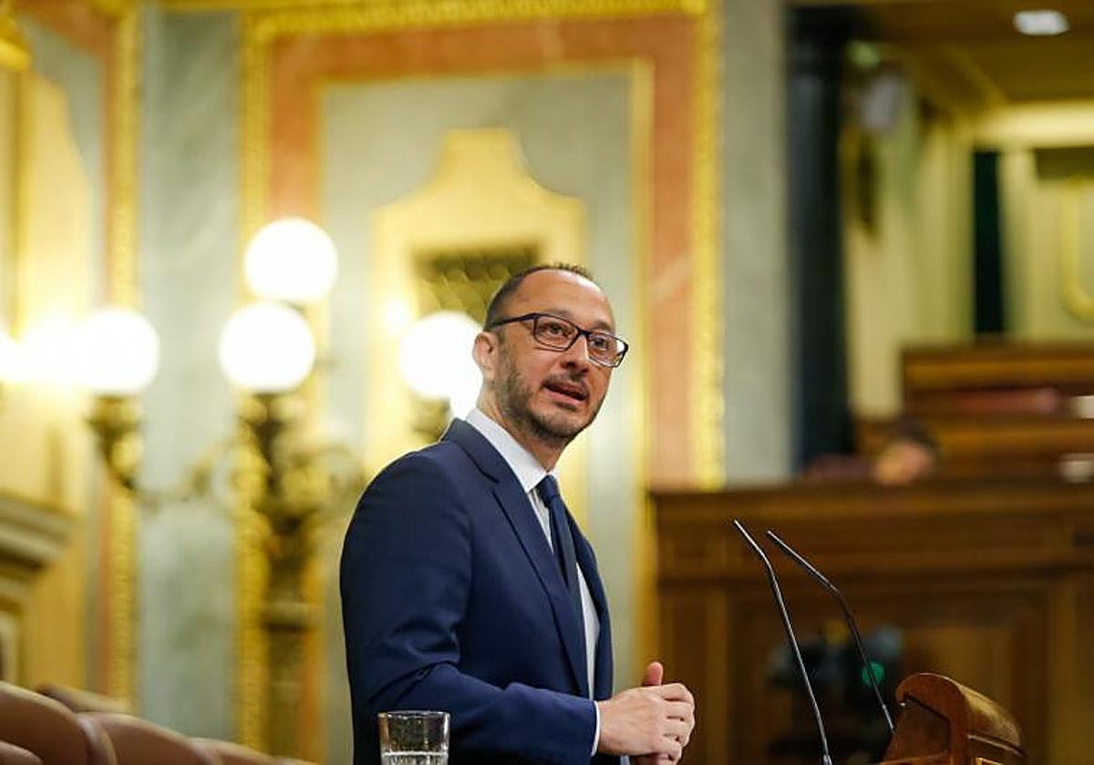 El entonces vicepresidente del Congreso, Alfonso Gómez de Celis, quitó la palabra a Montserrat Bassa por hablar en catalán. En vídeo, declaraciones del diputado Guillermo Antonio Meijón hace un año.