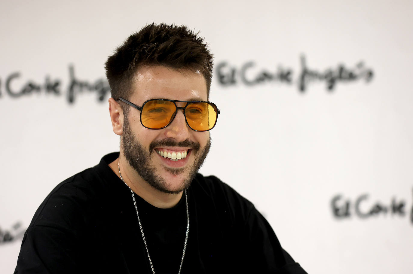 La concurrida firma de discos de Antonio José en Córdoba, en imágenes