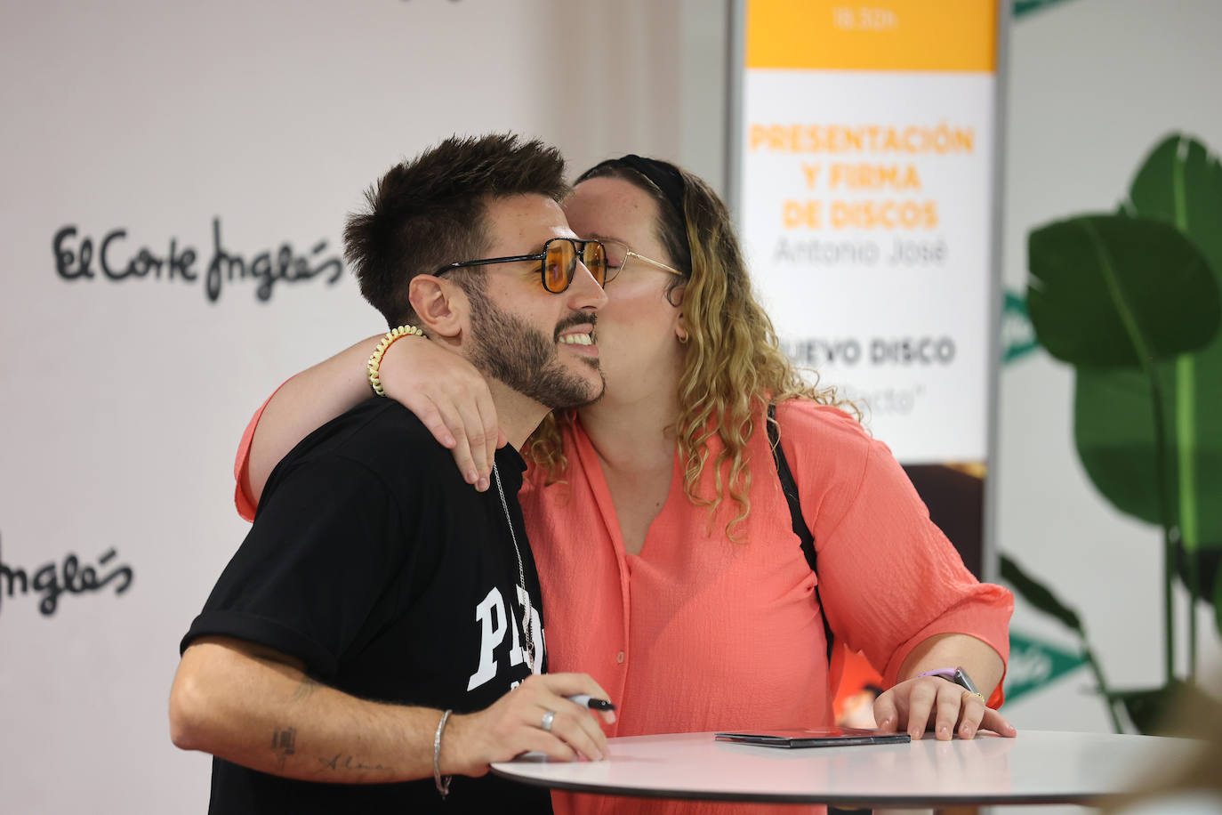 La concurrida firma de discos de Antonio José en Córdoba, en imágenes