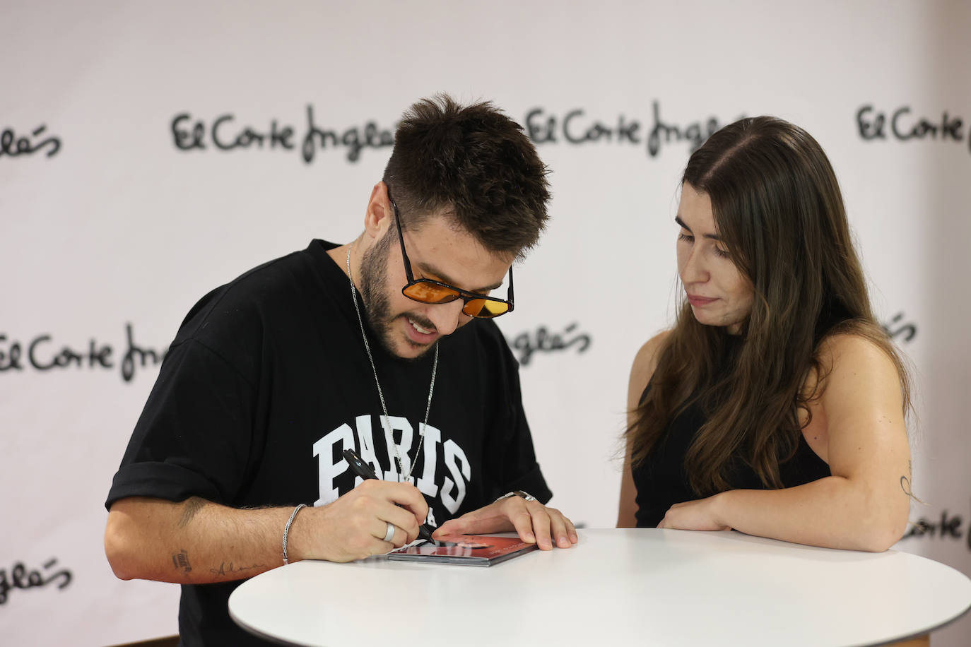 La concurrida firma de discos de Antonio José en Córdoba, en imágenes