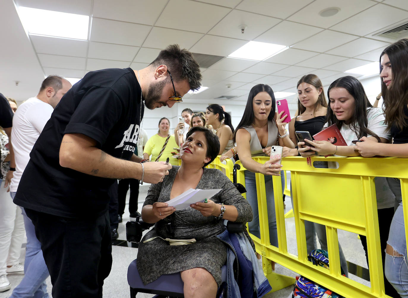 La concurrida firma de discos de Antonio José en Córdoba, en imágenes