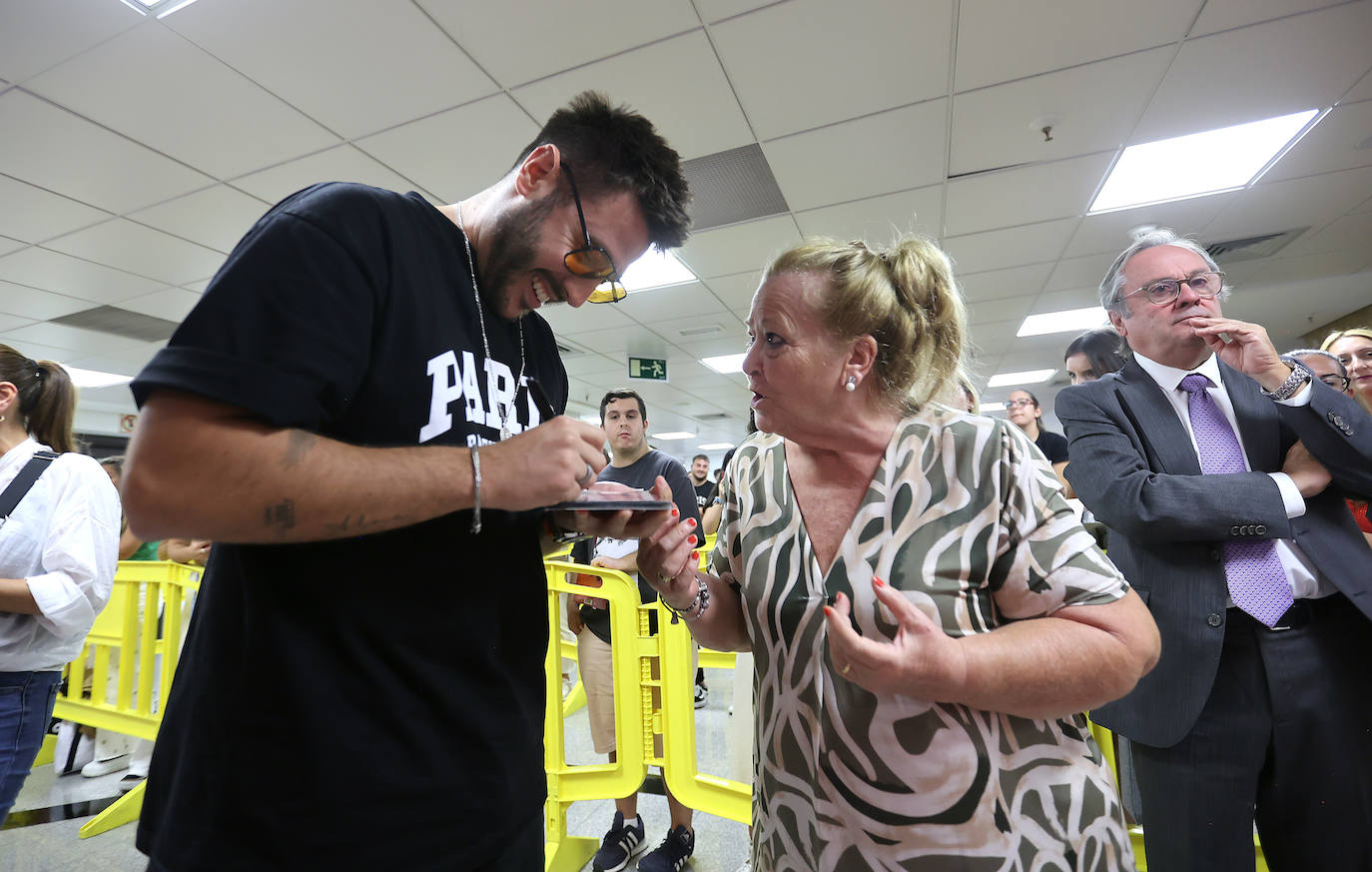 La concurrida firma de discos de Antonio José en Córdoba, en imágenes