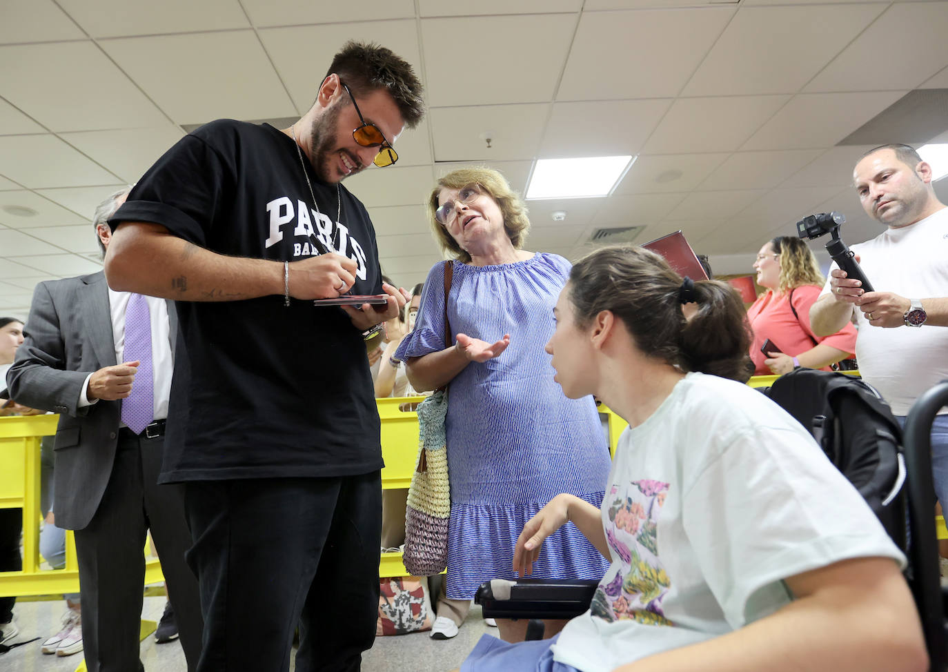 La concurrida firma de discos de Antonio José en Córdoba, en imágenes