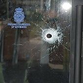 Pánico en Alcalá: un hombre tirotea a dos personas en un bar de copas, se atrinchera en su casa e intenta huir disfrazado de mujer