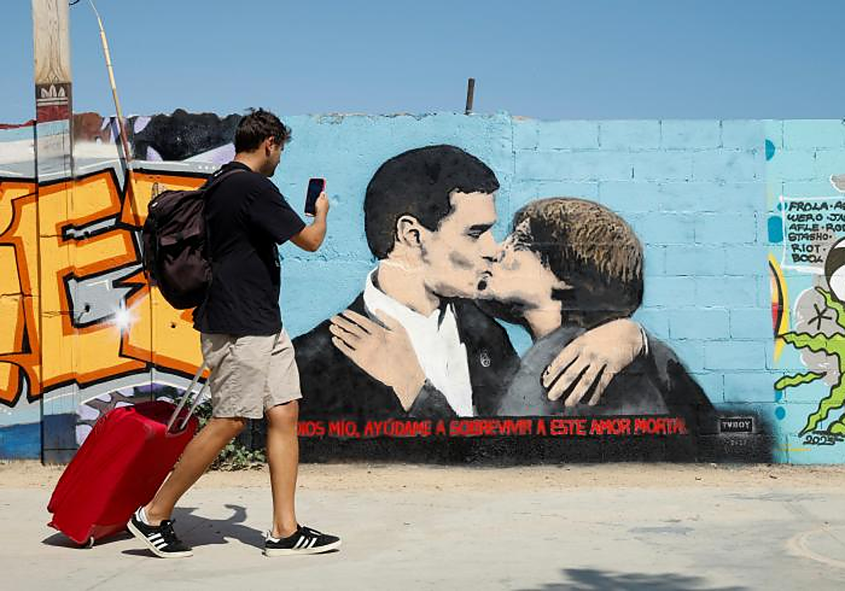 Un grafiti en Barcelona que muestra las figuras de Sánchez y Puigdemont besándose
