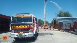 Sofocan un incendio en una nave industrial con colchones y material de hostelería en Villaluenga