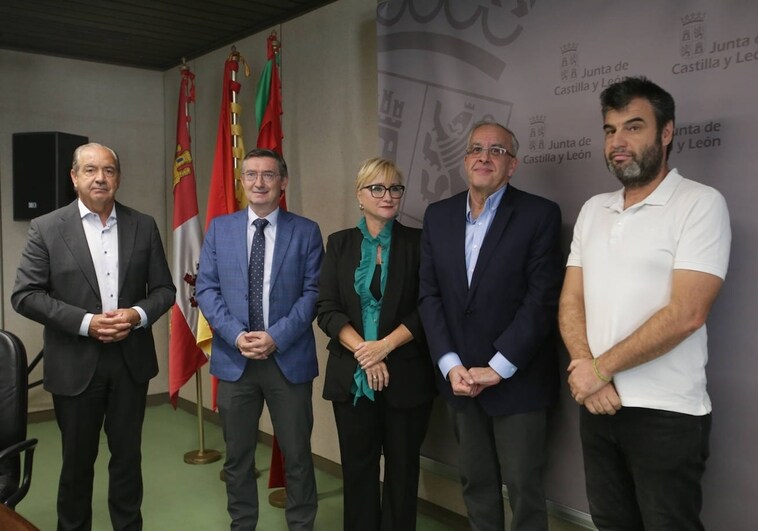 El director general de Medio Natural, entre los asistentes a la presentación del simposio sobre lobos y osos en Zamora