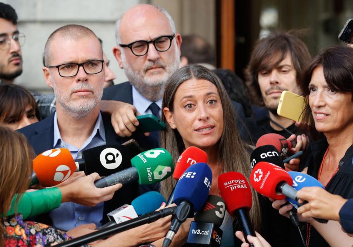 La portavoz de Junts per Catalunya, Miriam Nogueras realiza declaraciones a la prensa este martes a las puertas de la Cámara Baja