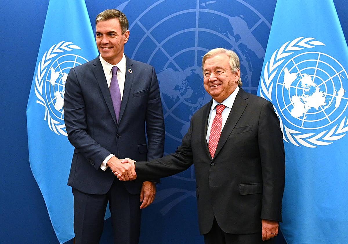 El presidente del Gobierno en funciones, Pedro Sánchez (i), y el secretario general de la ONU, António Guterres (d).