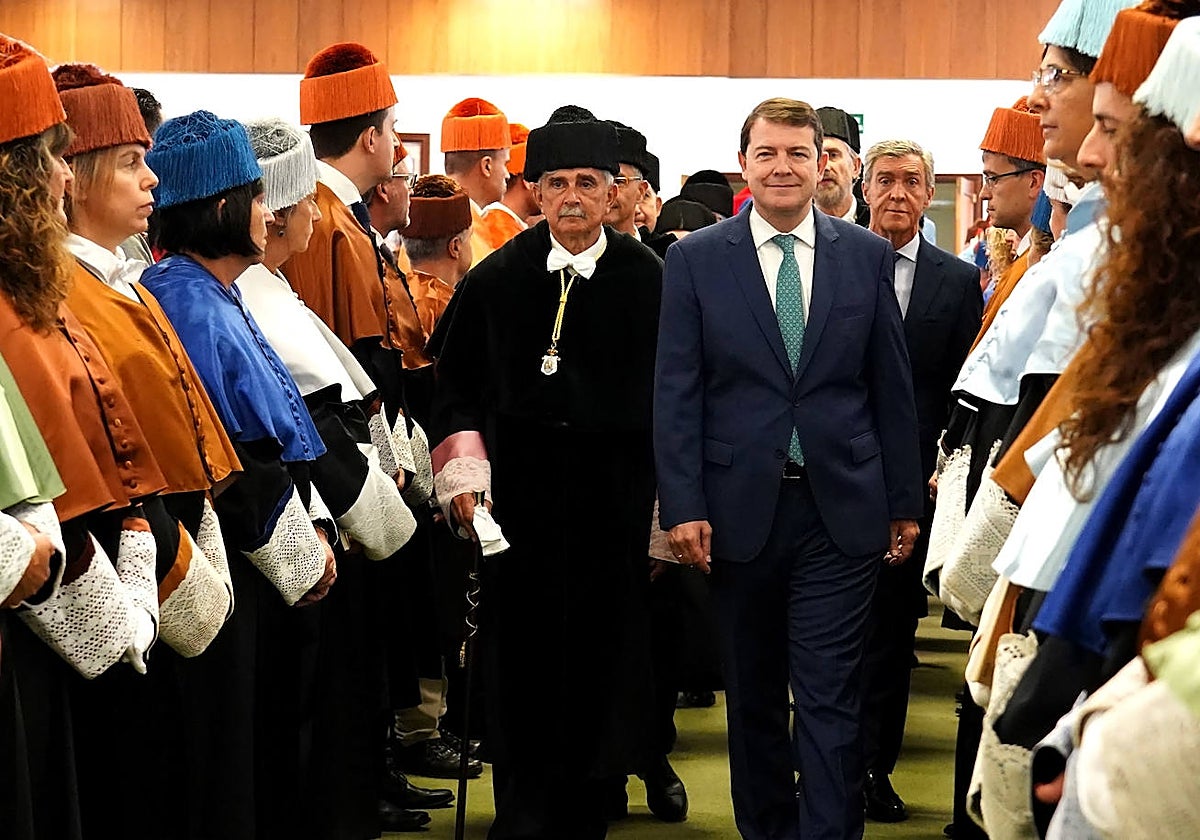 El presidente de la Junta de Castilla y León, Alfonso Fernández Mañueco, inaugura el curso académico 2023-2024 de las Universidades de Castilla y León. Junto a él, el rector de la ULE, Juan Francisco García Marín