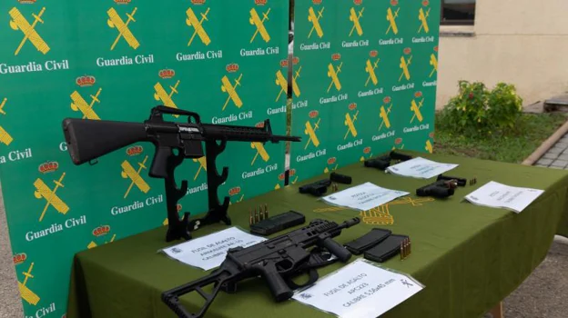 Dos fusiles de asalto y tres armas cortas, incautados a los traficantes detenidos