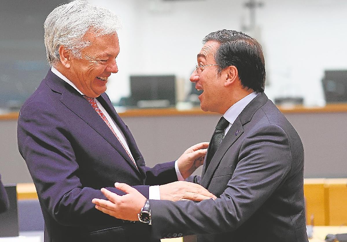 Albares saluda al comisario europeo de Justicia, Didier Reynders. En vídeo, declaraciones del ministro.