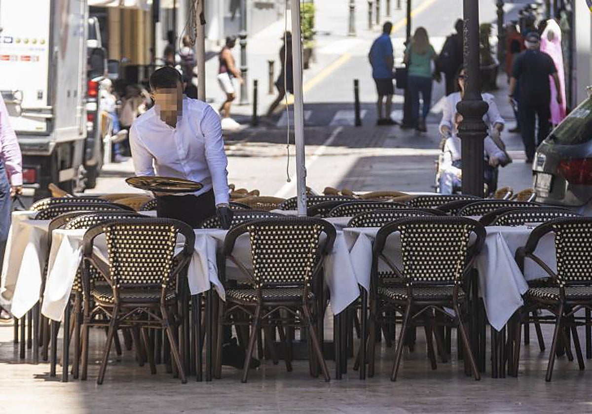 Imagen de archivo de un camarero en la terraza de un restaurante