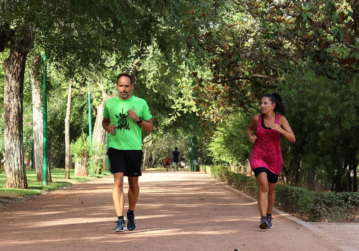 Dos personas corren en la zona verde del Parque Cruz Conde (antigua Colina de los Quemados)