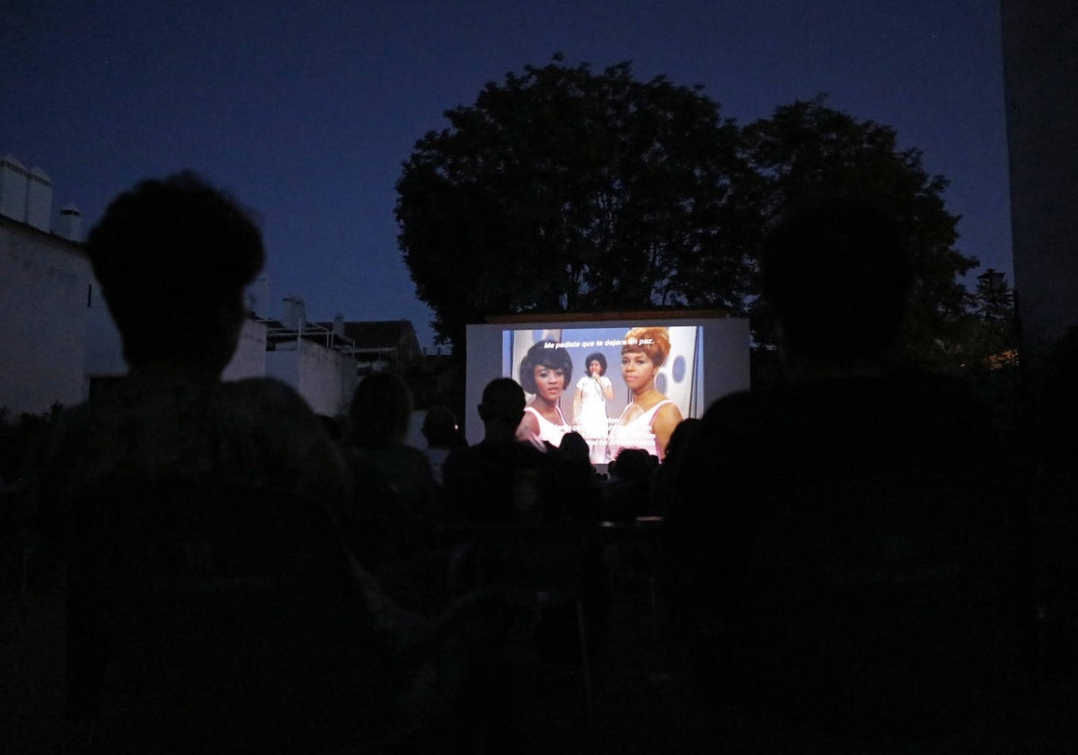 Proyección de una película en el cine de verano Fuenseca