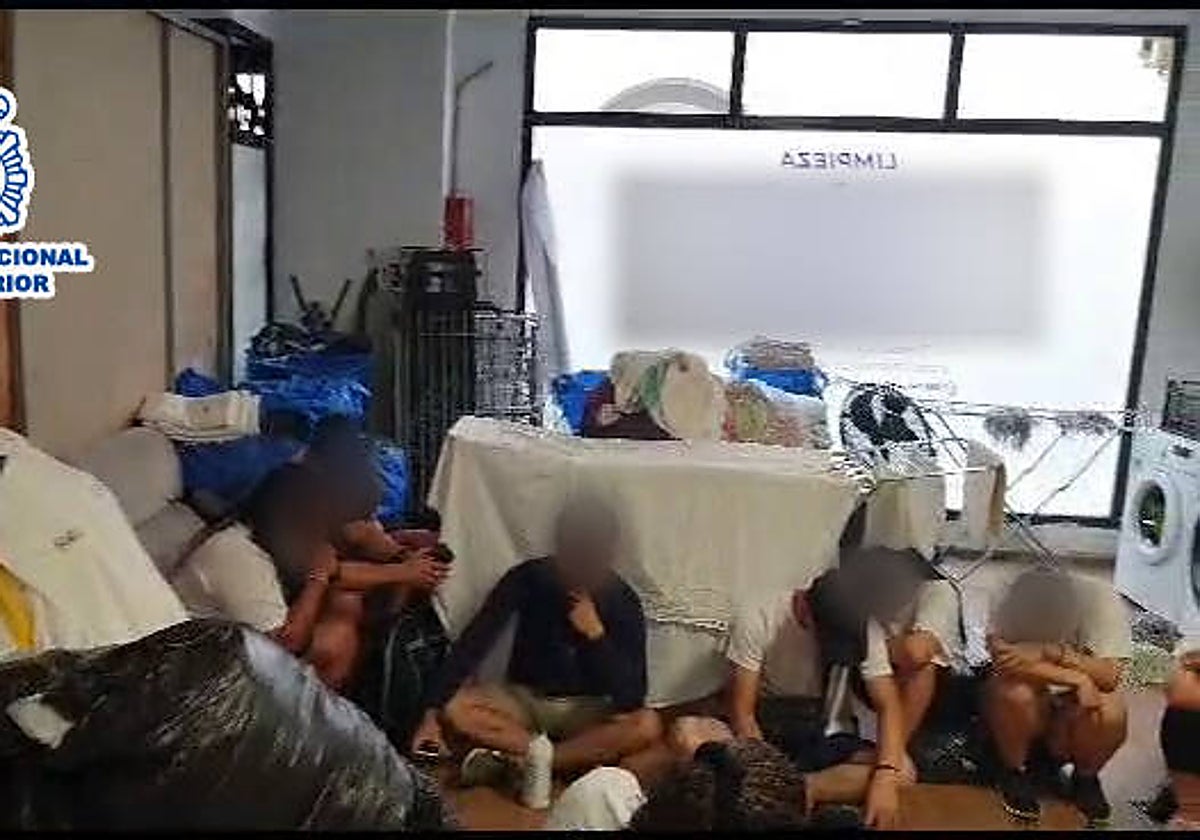 Imagen de la operación de entrada y registro en la empresa de limpieza ilegal de Alicante