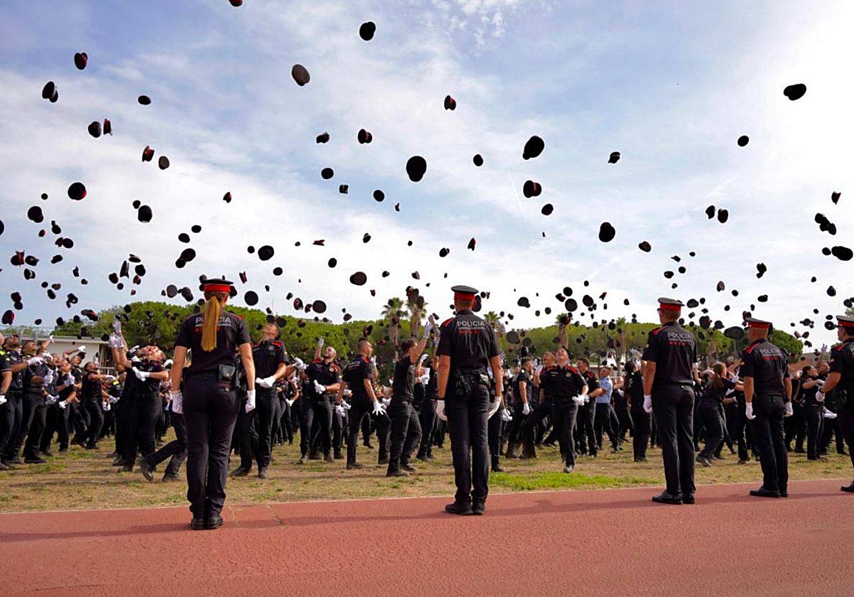 El instante final del acto de graduación de los agentes, el pasado viernes