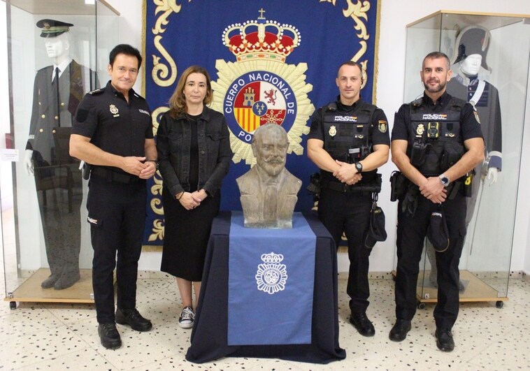 Agentes de la Policía Nacional junto el busto de bronce robado en Valencia