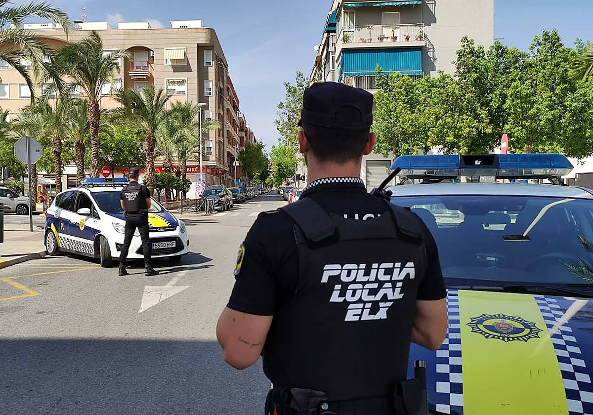 Imagen de archivo de un control policial de tráfico en Elche