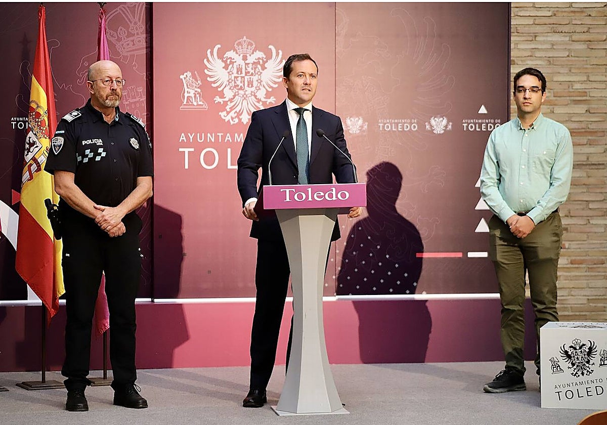 Carlos Velázquez, alcalde de Toledo, se ha reunido este miércoles con responsables de la Dirección General de Tráfico (DGT)