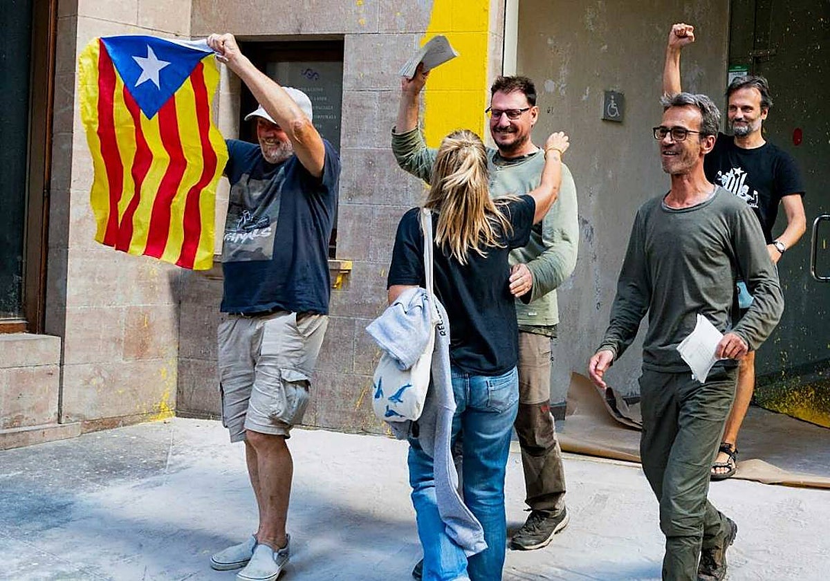 Detenidos por el sabotaje a la Vuelta saliendo del juzgado el pasado agosto