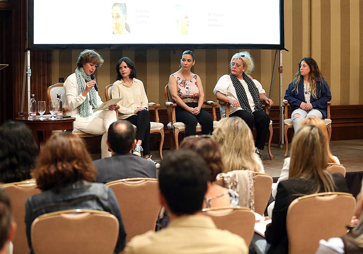 Algunas de las mujeres protagonistas del libro 'La voz del coraje', este jueves en Toledo