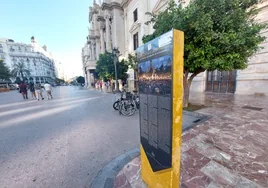 El PP retira el monolito en honor al 15M que instaló la izquierda en la plaza del Ayuntamiento de Valencia