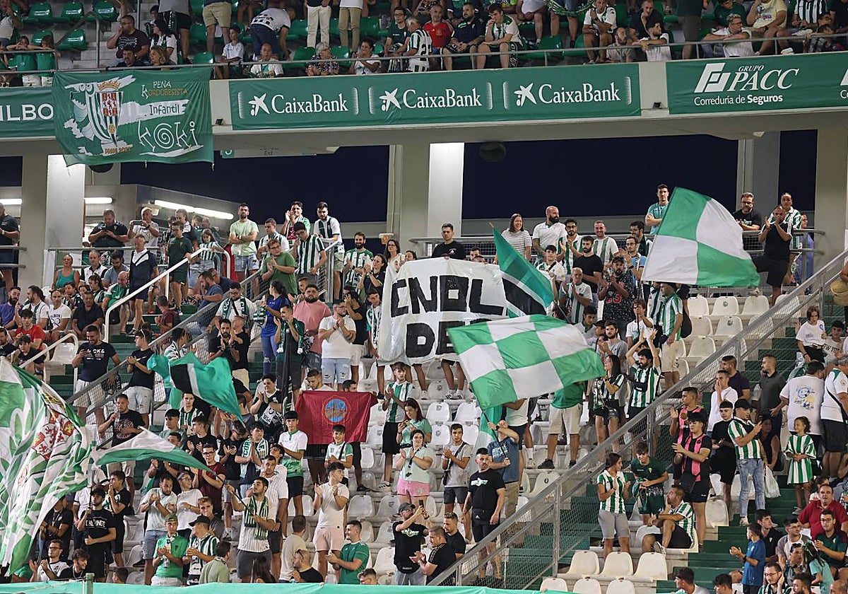 La afición del Córdoba presente en El Arcángel esta temporada en Primera RFEF