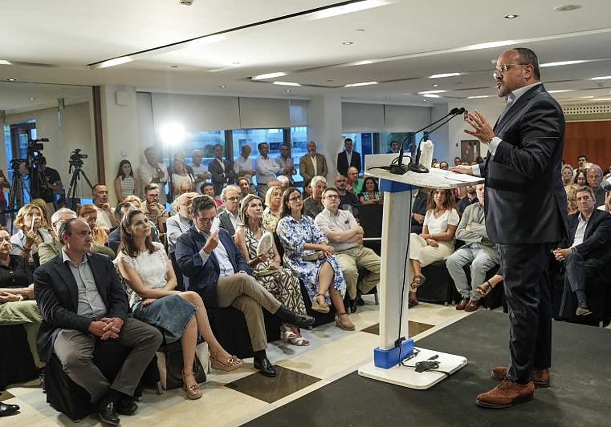 Alejandro Fernández, presidente del PP catalán, pronunciando una conferencia en Barcelona la semana pasada