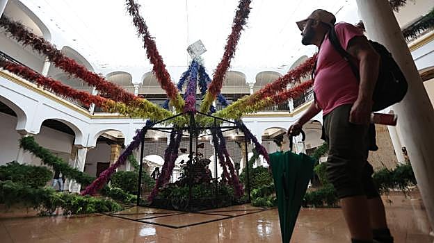 Un hombre mira la isntalación montada en el Museo Arqueológico en Flora 2022