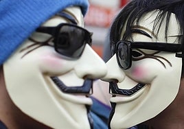 La Policía se topa con un ladrón con la máscara de 'V de Vendetta' tumbado en medio de la carretera