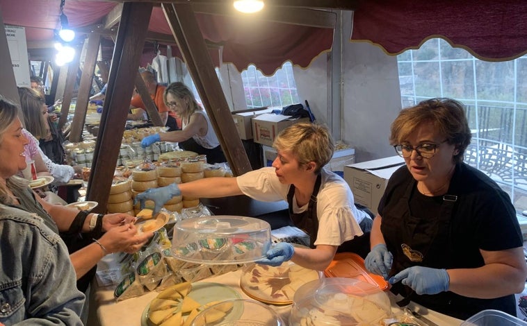 Imagen principal - La Fiesta del Queso Villa de Zuheros ya es una cita asentada y reúne a visitantes de toda la provincia y buena parte de Andalucía. En la jornada del jueves se ha podido ver mucha animación e interés por las propuestas que han llegado este año