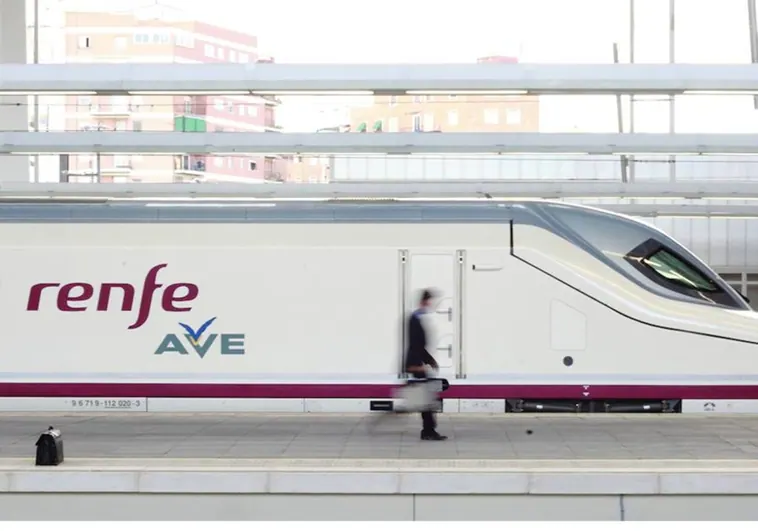 Imagen de un AVE tomada en la estación Joaquín Sorolla de Valencia