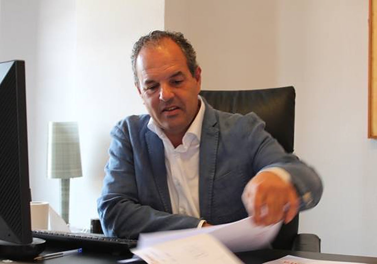 Imagen de Carlos Baño, presidente de la Cámara de Comercio de Alicante, en su despacho