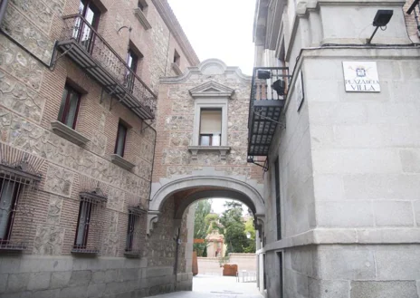 Imagen secundaria 1 - Arriba, el Palacio Maudes;  a la izquierda, la Casa Cisneros en la Plaza de la Villa;  derecha, Cuartel General de la Marina