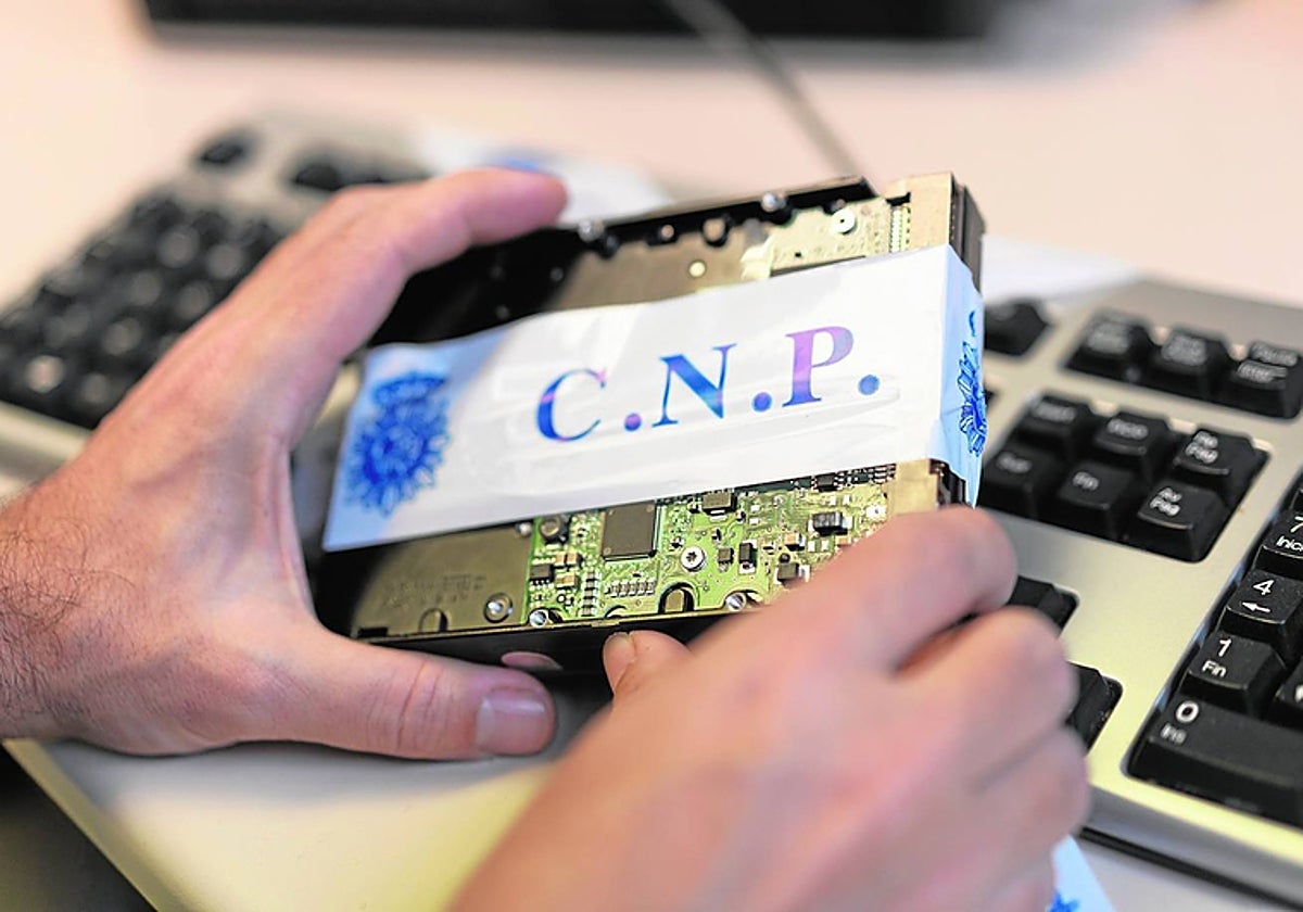 La Policía Nacional analiza un discoduro con material pornográfico