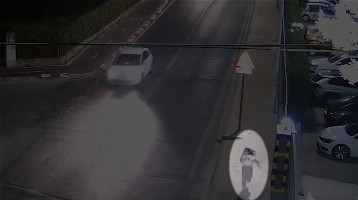 Imagen de la joven huyendo tras zafarse de su agresor en las calles de Paiporta