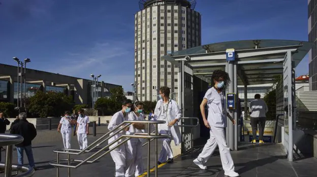 Trabajadores de la salud en el Hospital La Paz