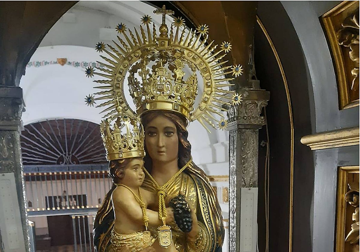 Imagen de la Virgen del Socorro con la corona restaurada