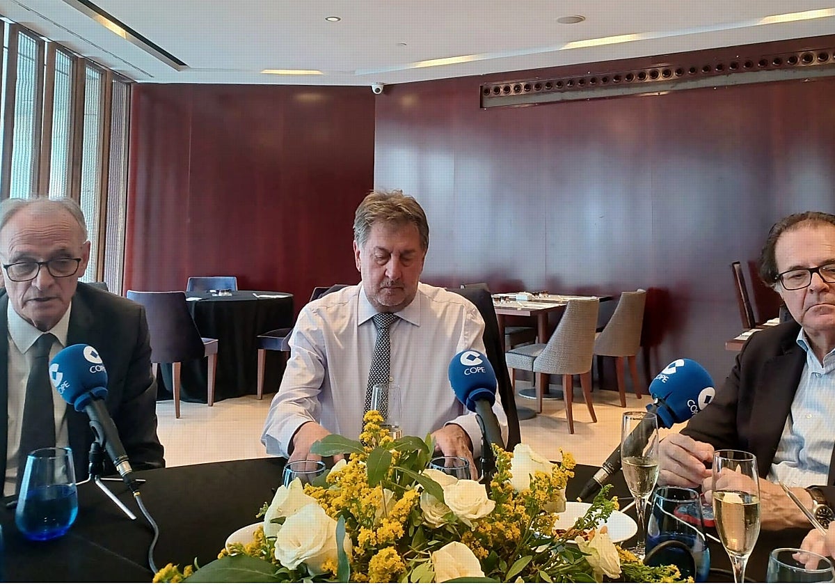 Amancio López, promotor del Foro y presidente del grupo Hotusa, flanqueado a la izquierda por el presidente del CES, Antón Costas, y Jordi Alberich