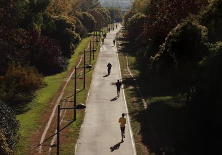 Corredores en el antiguo cauce del río Turia en Valencia.