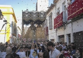 Madre de los Desamparados, el culmen a medio siglo de historia, entre pétalos, aplausos y alegría en Córdoba
