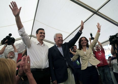 Imagen secundaria 1 - El presidente y el expresidente en el XL Congreso del PSOE, en un mitin en 2016 en Madrid y hace un año en Ferraz